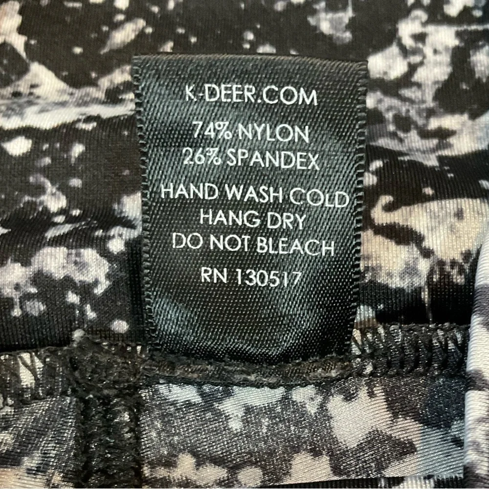 K-Deer Splatter Capri leggings size Small